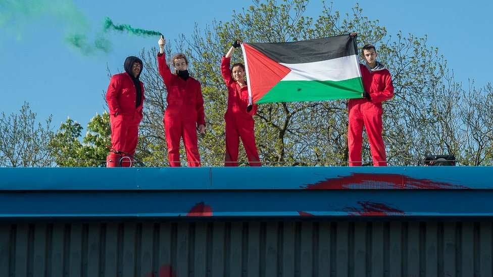 نشطاء من مجموعة "حراك من أجل فلسطين" في بريطانيا على سطح بناية مصنع للطائرات المقاتلة المسيرة المملوك لشركة إسرائيلية في ليستر، بريطانيا
