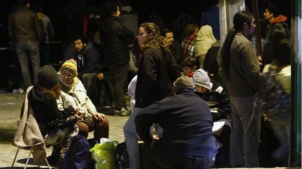 Люди остаются на улице после предупреждения о цунами в Вальпараисо, Чили, 16 сентября 2015 года.