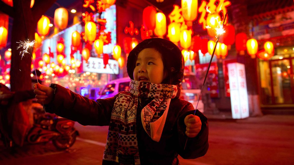 Una niña en el festival de liternas en China