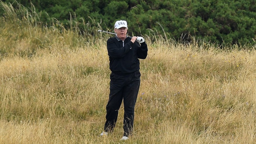 Trump golf oynarken.