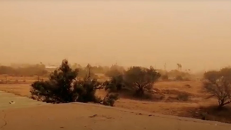 Пыльная буря бушует над Карнарвоном, Западная Австралия, 24 мая 2020 года, на этом неподвижном изображении, полученном из видео в социальной сети.