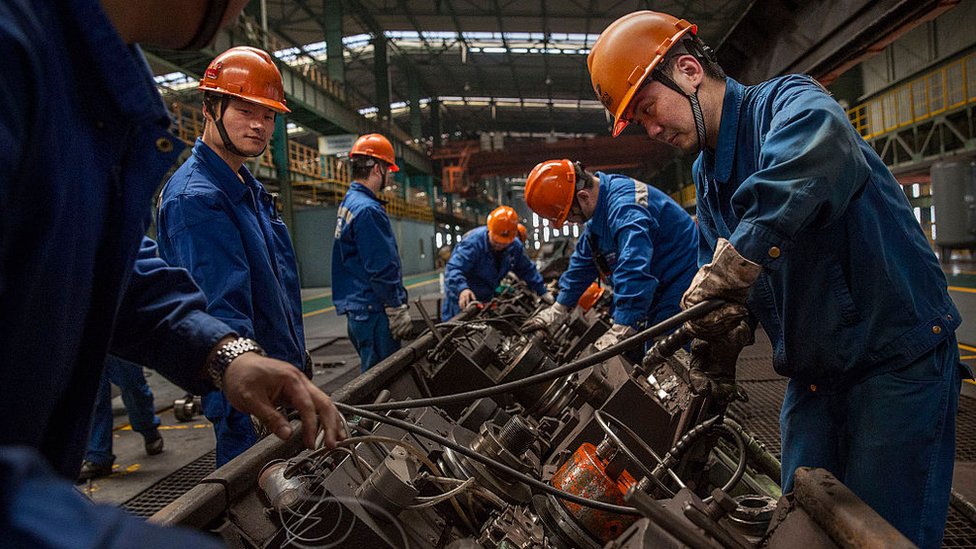 Рабочие обслуживают производственную линию на предприятии Zhong Tian (Zenith) Steel Group Corporation в Чанчжоу, Цзянсу, Китай