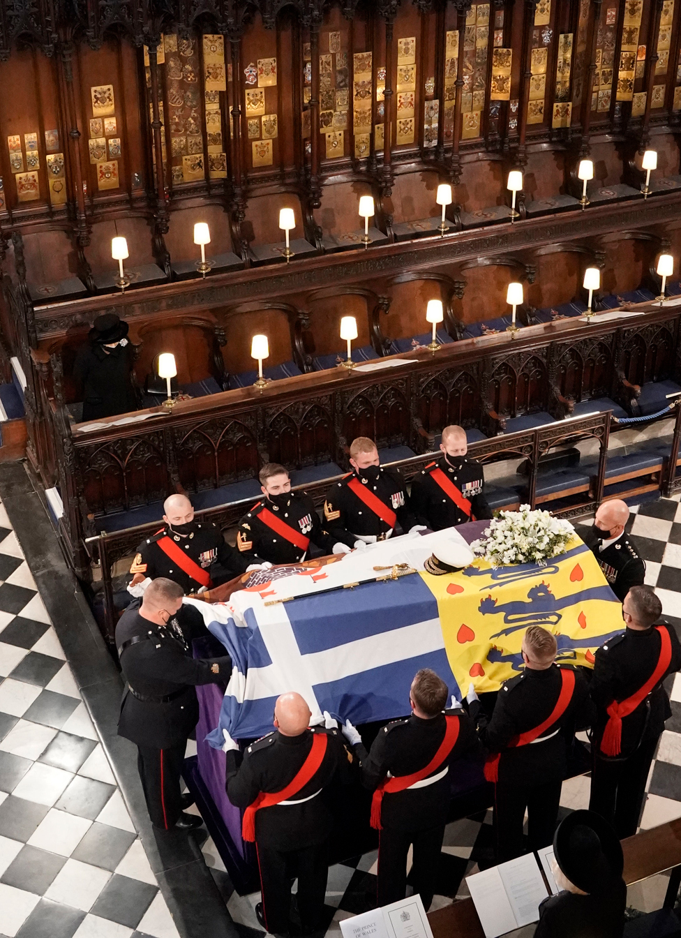 La reina Isabel mirando el ataúd del duque de Edimburgo dentro de la capilla de San Jorge durante los servicios funerarios.