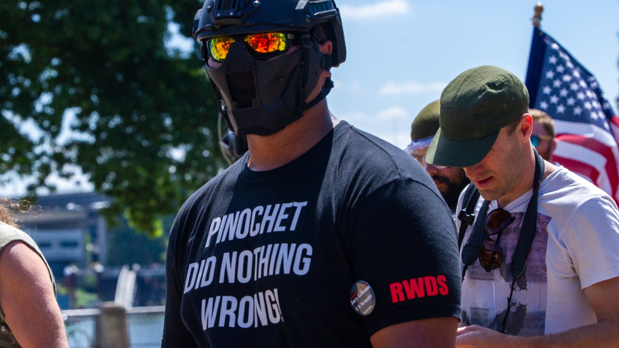 "Tiny" Toese en una manfestación en Portland en 2018. "RWDS" es la sigla en inglés de "Escuadrón de Muerte de la Derecha"