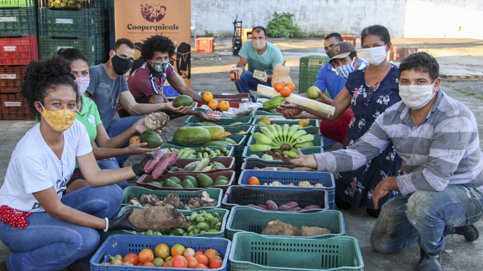 Membros da Cooperativa dos Agricultores Quilombolas do Vale do Ribeira entregam alimentos na Vila Brasilândia, zona norte de SP