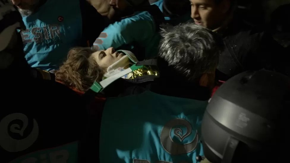 ناجية من الزلزال