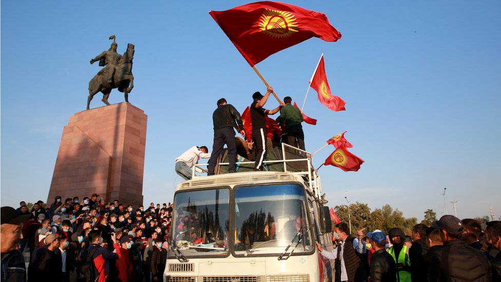 Сторонники оппозиции во время акции протеста против результатов парламентских выборов на центральной площади Ала-Тоо в Бишкеке, Кыргызстан, 5 октября 2020 года