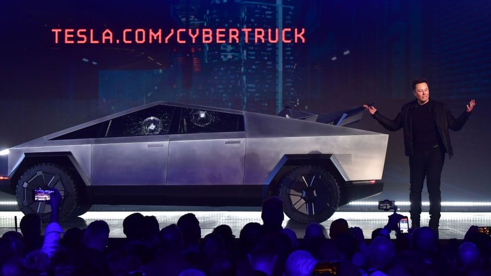 Las pruebas para demostrar la solidez del modelo no salieron bien. elon musk frente al cybertruck