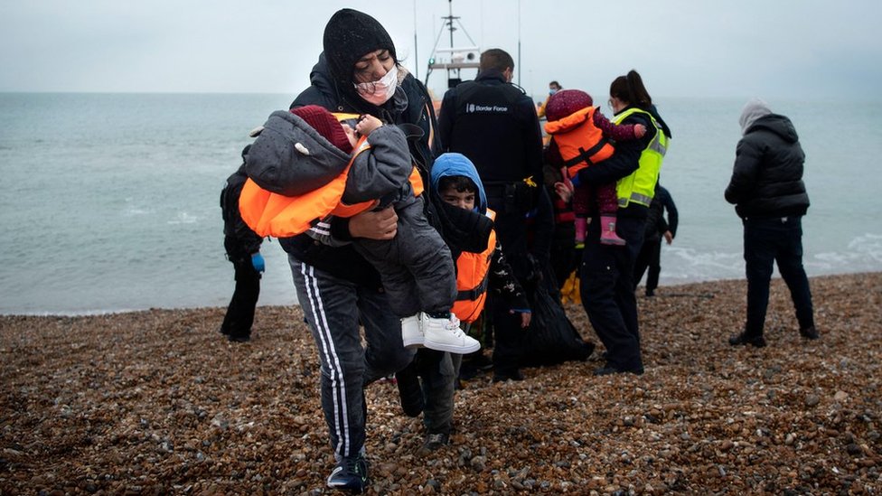 Un grupo de migrantes rescatados en la costa de Kent, Reino Unido.
