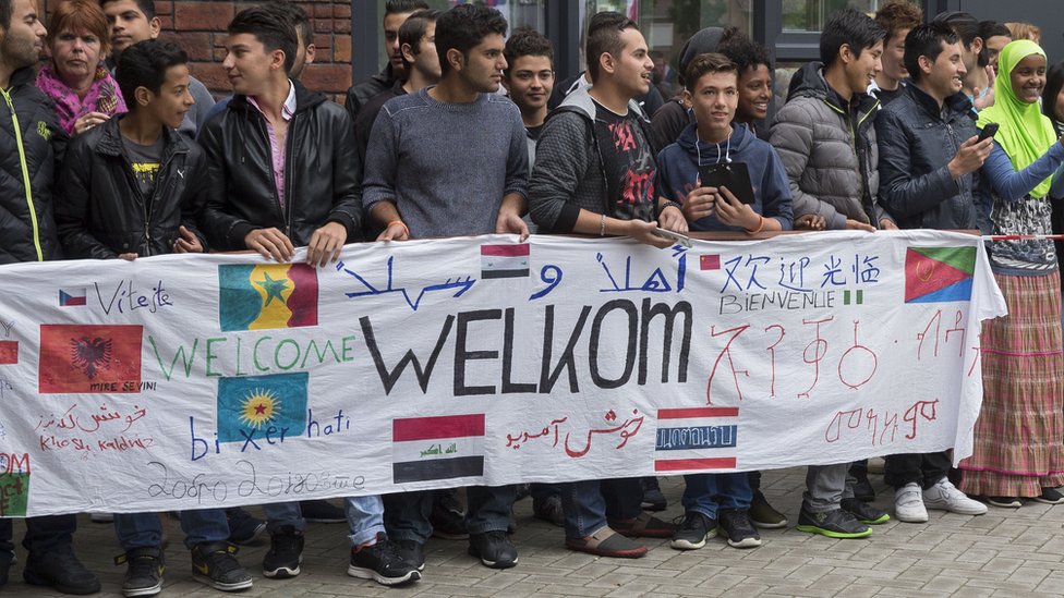 Algunas naciones dicen sentir más afinidad por una comunidad global. Afiche de bienvenida