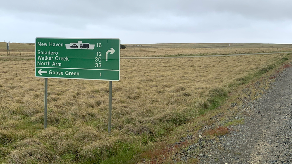 Cartel en una ruta de islas Malvinas / Falklands con la indicación "Saladero"