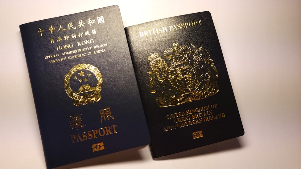 英國護照（左）與中國香港特區護照（右）