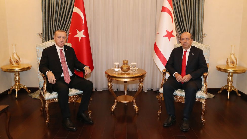 El presidente de Turquía, Recep Tayyip Erdogan, junto al mandatario de Chipre del Norte, Ersin Tatar.