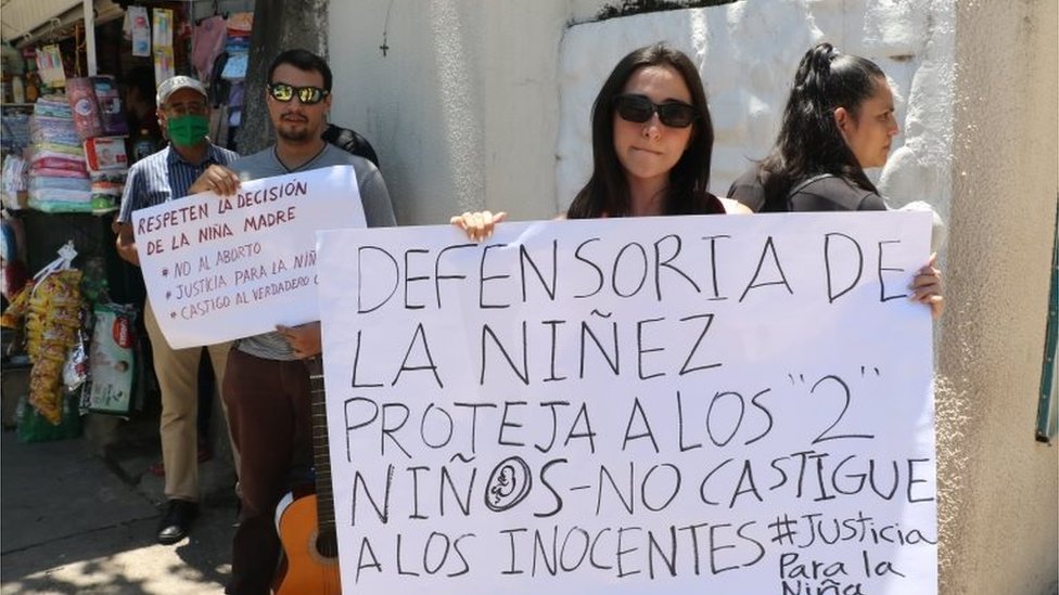 Una protesta en oposición al aborto en Bolivia