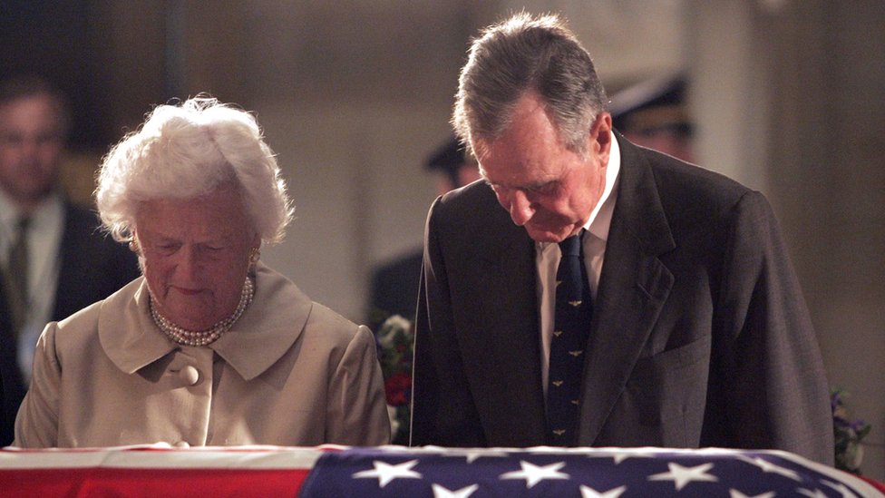 George H.W. Bush y su mujer Barbara Bush durante el funeral de Reagan, en junio de 2004.
