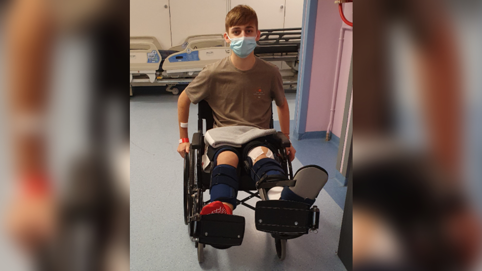 Дэниел Монкастер получил серьезные травмы ноги в результате наезда на бега