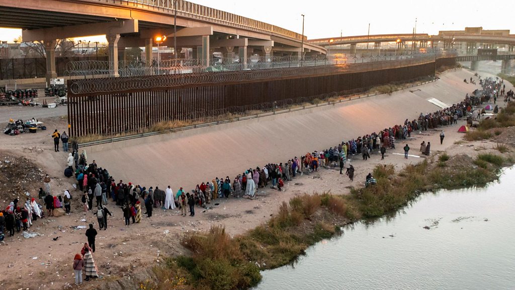 US-Mexico border: Long queue of migrants seen near El Paso