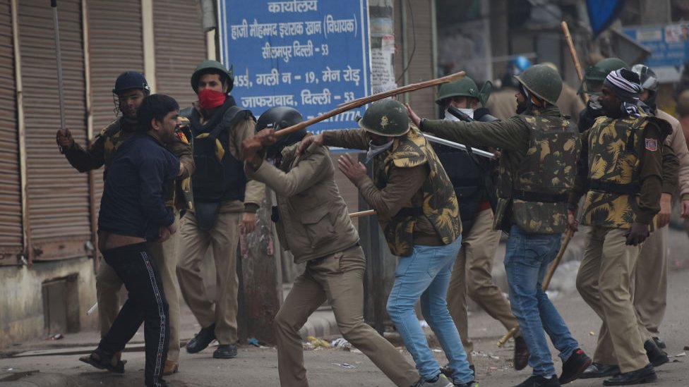 Полиция разгоняет акцию протеста в Дели