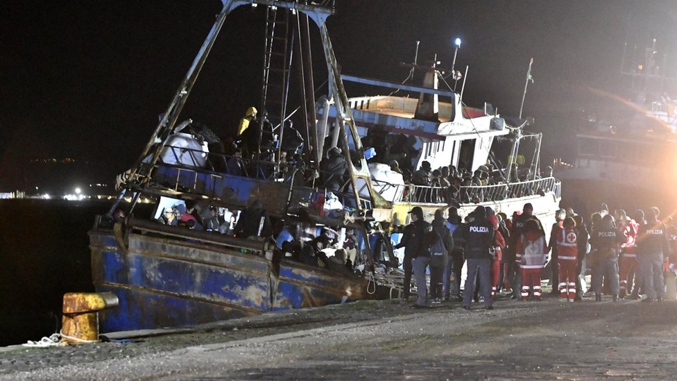 قارب يحمل مهاجرين تم إنقاذهم قبالة من قبل خفر السواحل الإيطالية في مارس أذار2023