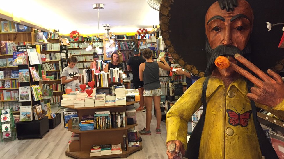 Hasta en la librería local hay detalles mexicanos. Librería de Barcelonnette