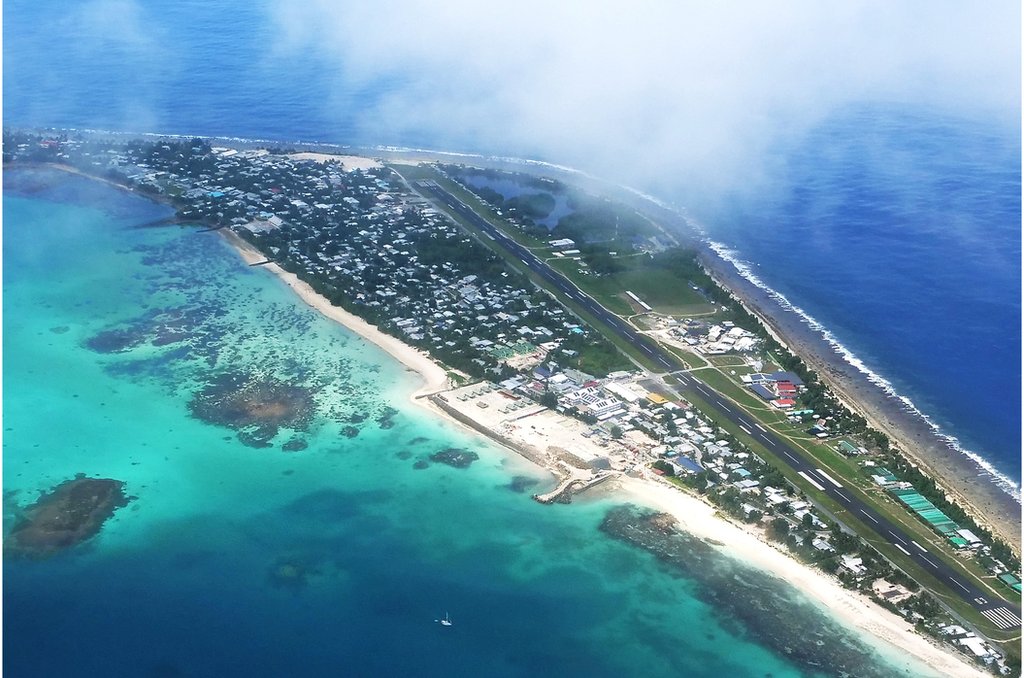從空中俯瞰圖瓦盧（Tuvalu）首都富納富提（Funafuti）。這個由八個有人居住的島嶼組成的國家，平均海拔僅兩米。