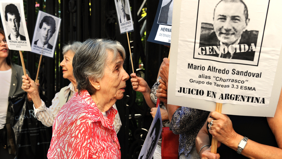 Мать Эрнана Абриата - Беатрис - с правозащитниками в Буэнос-Айресе, 11 декабря 19