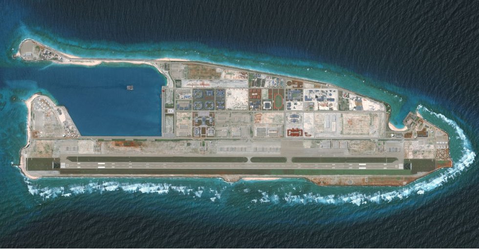 Foto aérea de los avances de China en una isla en los disputados mares.