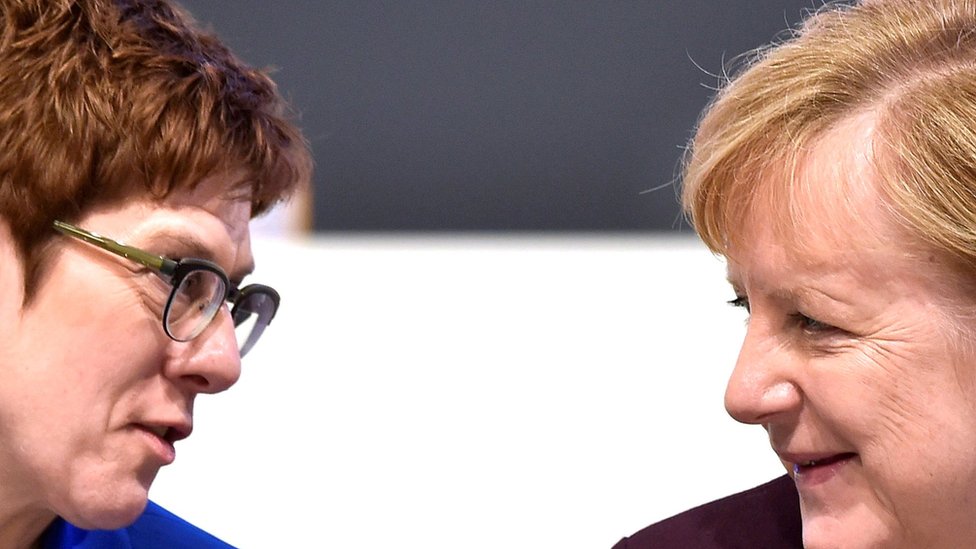 Annegret Kramp-Karrenbauer (solda) ve Angela Merkel (sağda)