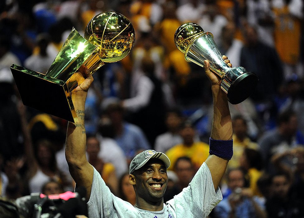Kobe, 2008 - 2009 sezonunda hem NBA şampiyonuhem de final serisinin en değerli oyuncusu olmuştu.