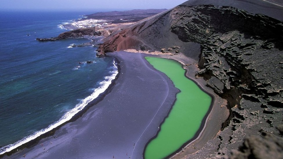 Vista aérea de una costa en Lanzarote, Islas Canarias.