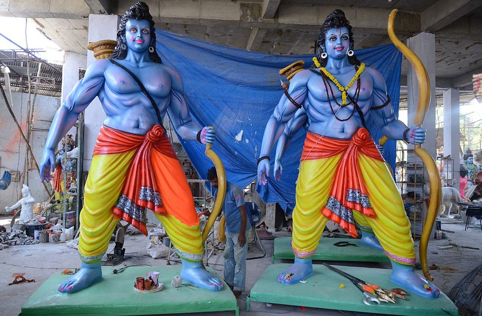 Индийский художник завершает работу над статуями индуистского бога Лорда Рама в Хайдарабаде 13 апреля 2016 г.