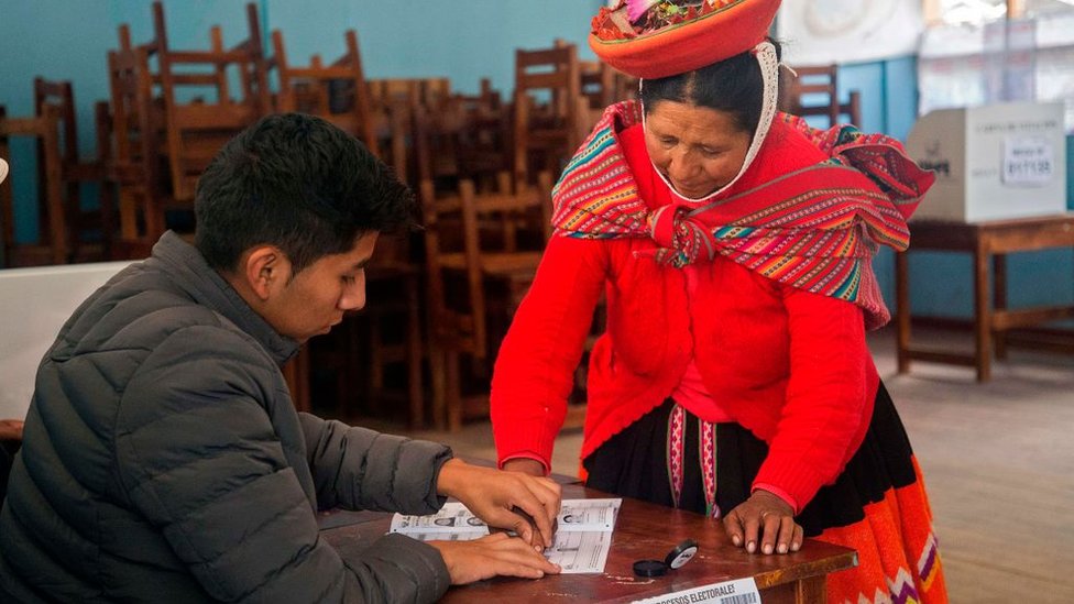 Mujer votando en Perú