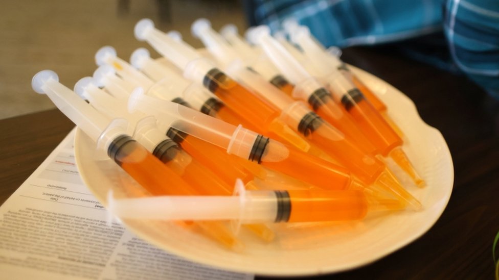 عدد من جرعات لقاح فيروس كورونا جاهزة في المحاقن