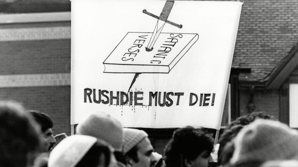 "Rushdie debe morir", pancarta enarbolada por musulmanes en Derby (Reino Unido) en 1989.