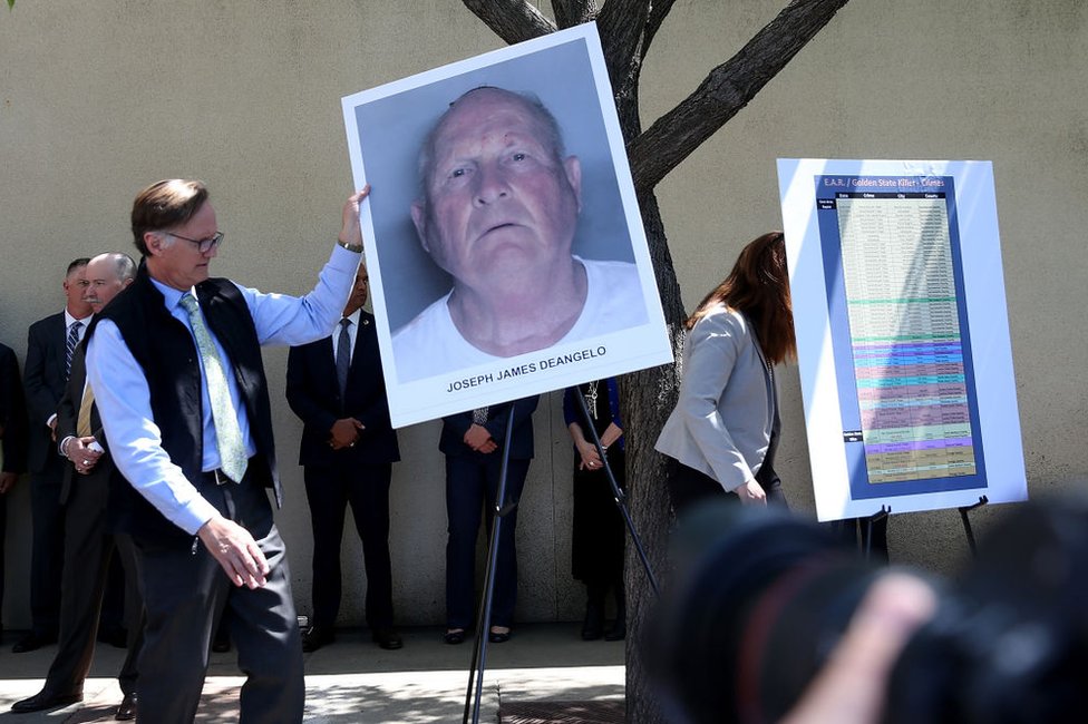 La foto del acusado de violación y asesinato Joseph James DeAngelo sostenida por la policía durante una rueda de prensa en Sacramento, California