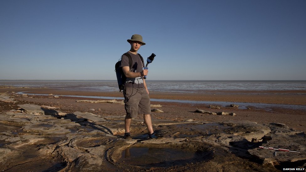 Д-р Роберт Злот, руководитель лаборатории роботизированного восприятия CSIRO, составляет карту следов динозавров в Западной Австралии
