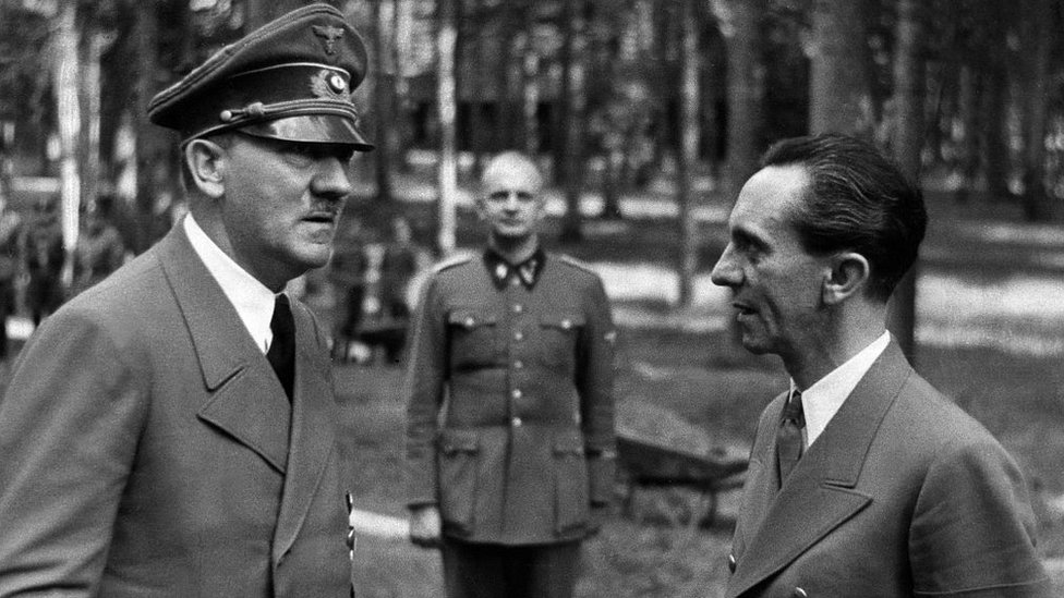 Hitler, Heinz Linge y Joseph Goebbels.