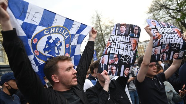 切爾西（Chelsea，車路士）球迷在倫敦斯坦福橋球場外抗議俱樂部參與歐洲超級聯賽。