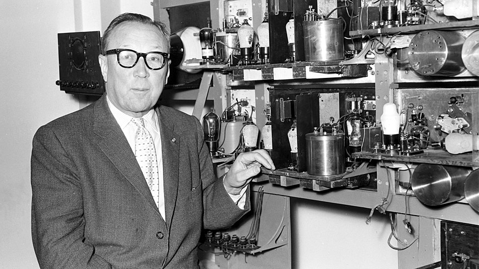 Sir Robert Alexander Watson-Watt (1892-1973) con el aparato que desarrolló