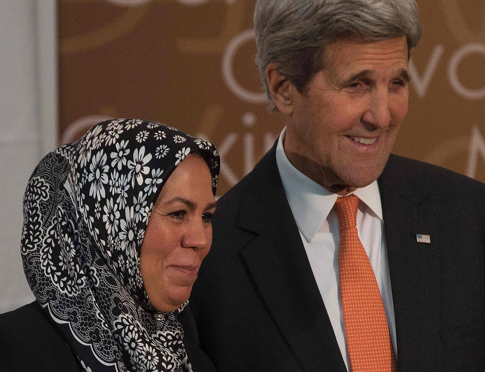 Французский лауреат Международной премии" Женщины за отвагу "2016 г. Латифа Ибн Зиатен (слева) позирует с госсекретарем США Джоном Керри в Государственном департаменте в Вашингтоне, округ Колумбия, 29 марта 2016 г.