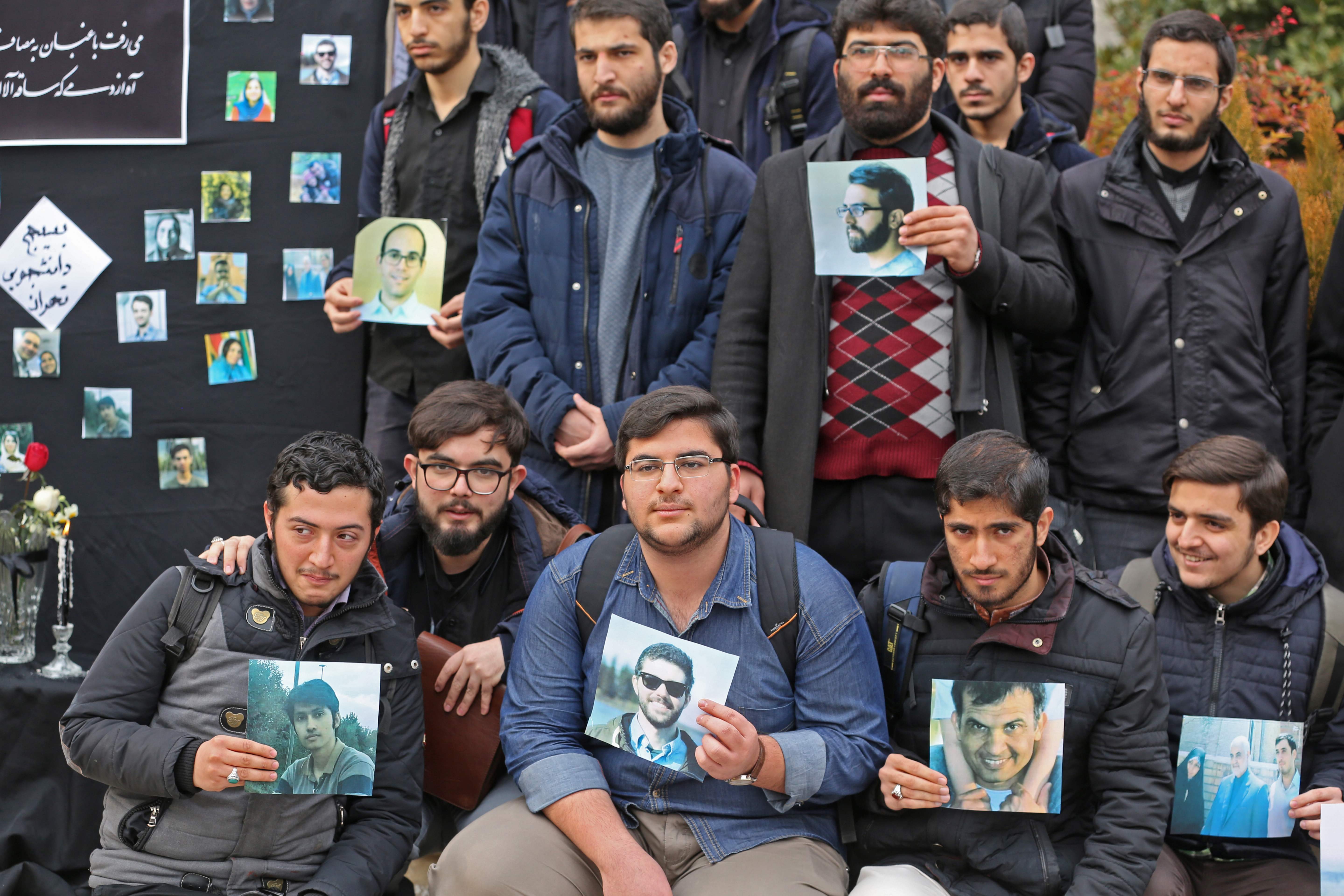 Иранские студенты держат фотографии жертв во время мемориала пассажирам авиакатастрофы на Украине в Тегеранском университете 14 января 2020 года