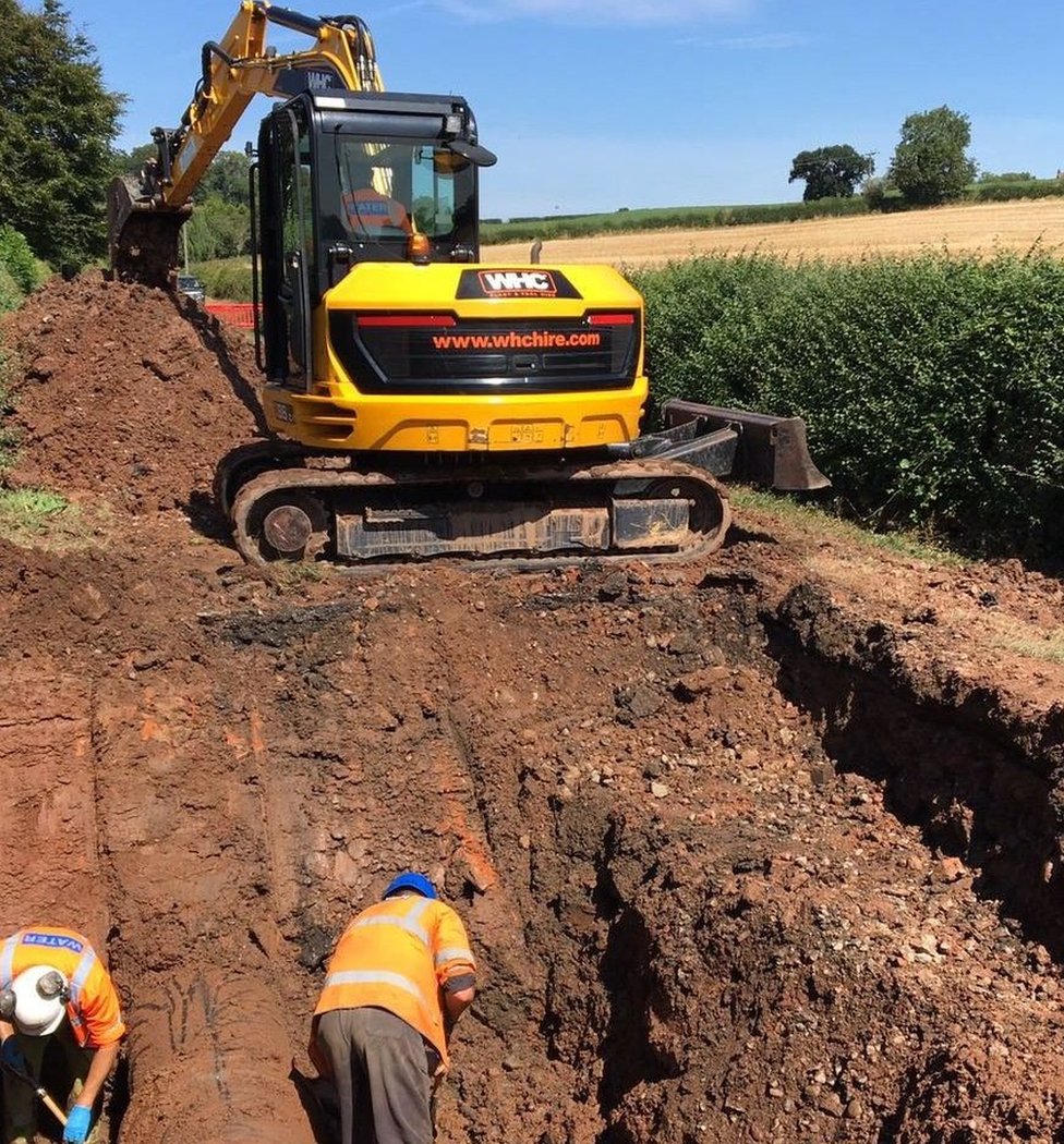 Severn Trent прорвало трубу Epperstone Nottinghamshire