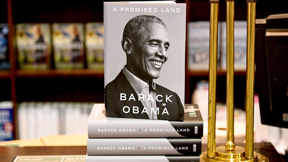 Les Mémoires De Barack Obama &Quot;A Promised Land&Quot; Sont Mis En Vente Avant Les Fêtes De Fin D'Année À Barnes &Amp; Noble Union Square Le 17 Novembre 2020 À New York