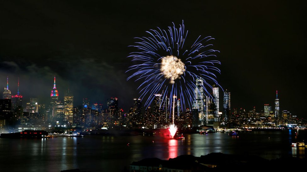 Imagen de fuegos artificiales azules con la ciudad de Nueva York de fondo.