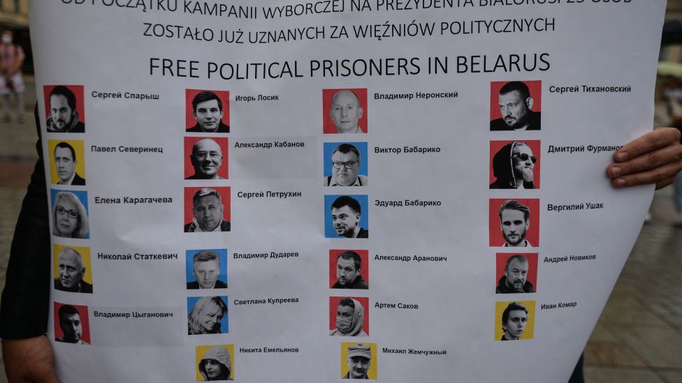 Pancarta pidiendo libertad para "presos políticos" en Bielorrusia.