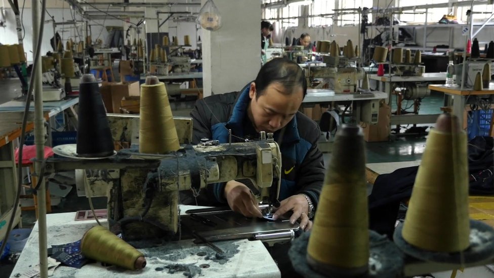 Тан Юцзюнь работает на своей фабрике в Чэнду