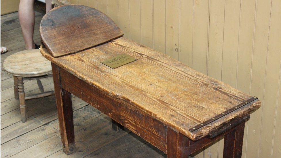 A veces a los pacientes les tapaban los ojos, según Gareth Miles. Camilla de operaciones