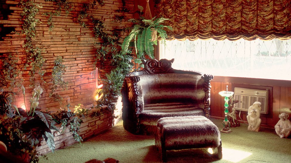 Foto da Jungle Room, a sala marcante que era a preferida de Elvis e onde colocou aquele que foi o seu último estúdio de gravação