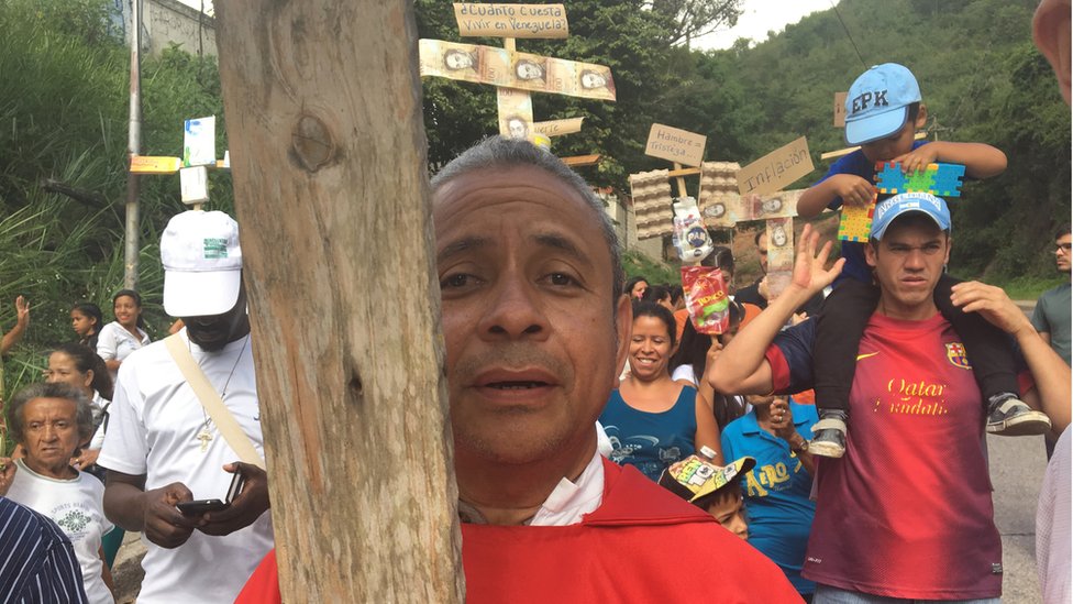 El sacerdote Alfredo Infante encabeza las marchas en las que los feligreses de su parroquia reclaman condiciones de vida dignas.