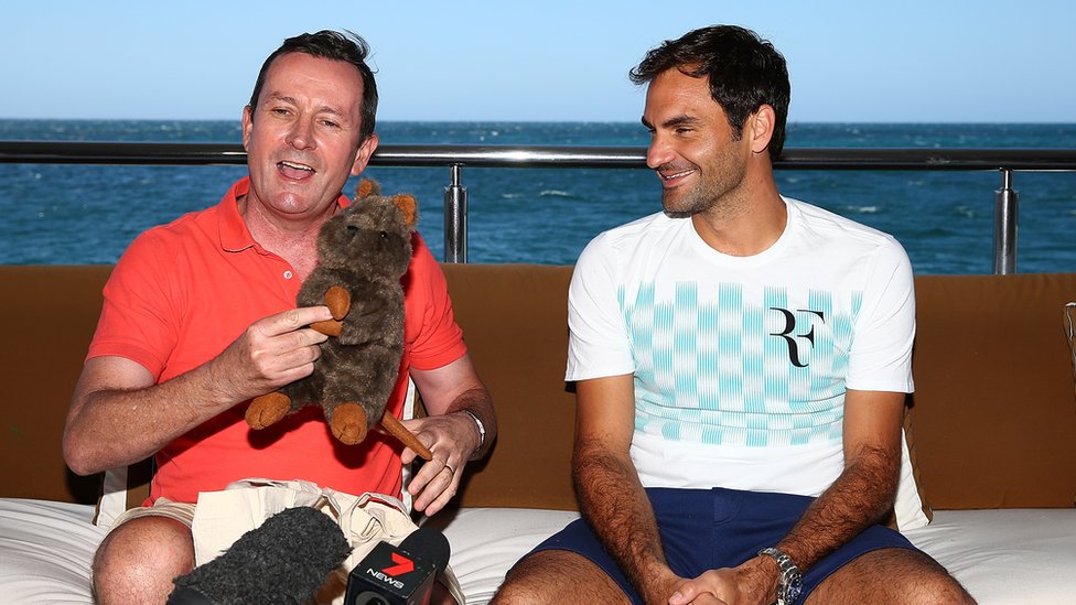 El tenista también recibió de regalo un quokka de juguete bautizado como "Róger" por parte del primer ministro local, Mark McGowan. Roger Federer recibiendo un quokka de juguete de manos del primer ministro de Australia Occidental Mark McGowan